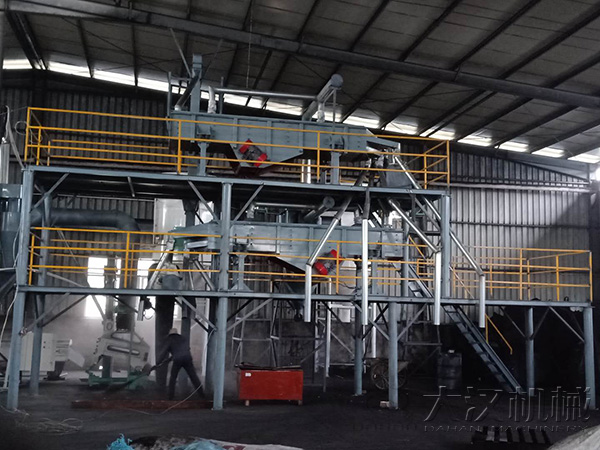 大型直線振動篩礦用篩分現(xiàn)場展示。