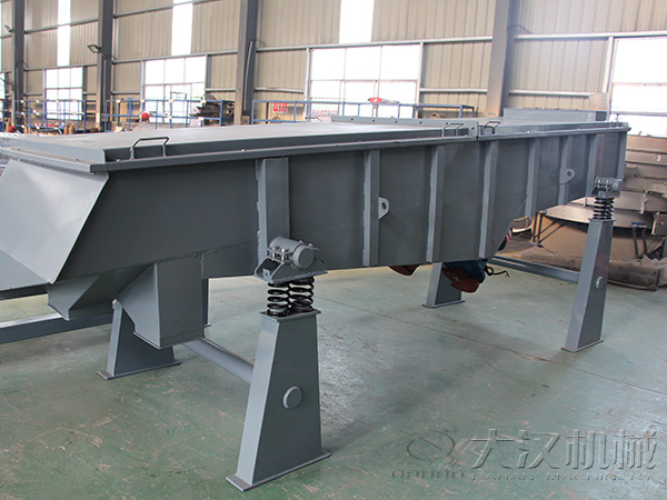 直線輸送機也屬于大型的篩分設備，所以該產(chǎn)品能夠輸送一些比重較大的物料。